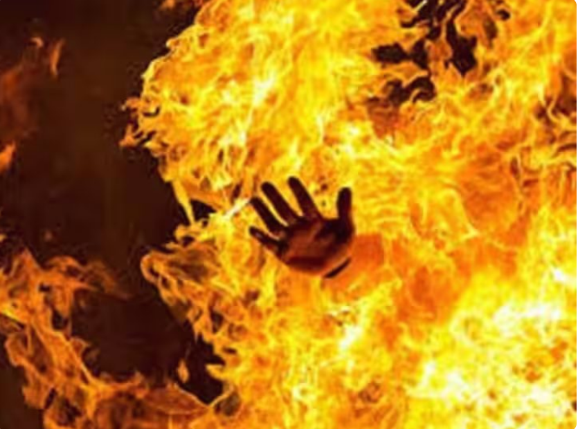 इजरायली दूतावास के सामने फिलिस्तीनी नागरिक ने लगाई आग,जाने पूरा मामला इजरायली दूतावास के सामने फिलिस्तीनी नागरिक ने लगाई आग,जाने पूरा मामला