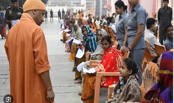 यूपी : सी एम योगी ने जनता दरबार में लोगों की सुनीं समस्याएं,अफसरों को दिए सख्त निर्देश