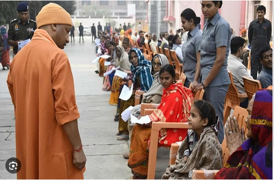 यूपी : सी एम योगी ने जनता दरबार में लोगों की सुनीं समस्याएं,अफसरों को दिए सख्त निर्देश