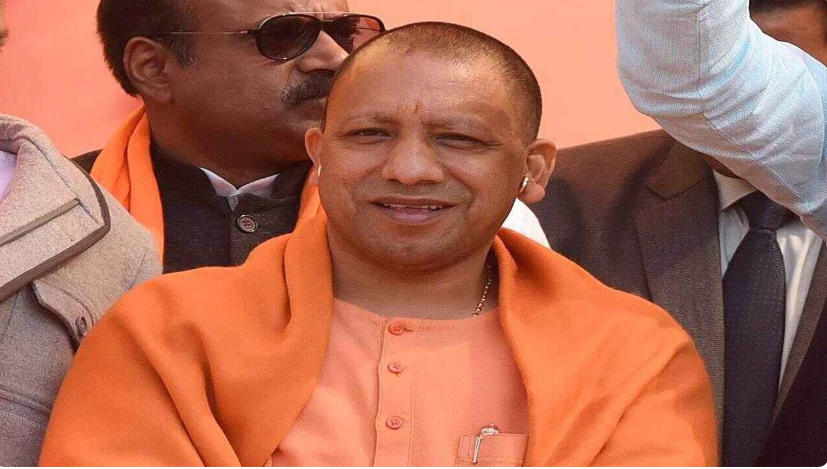 सीएम योगी के हाथों नियुक्ति पत्र पाकर लोगों के खिले चेहरे