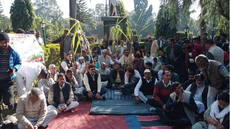 पूर्व सीएम हरीश रावत गांधी पार्क में मौन उपवास पर बैठे,किसानों के समर्थन में… पूर्व सीएम हरीश रावत गांधी पार्क में मौन उपवास पर बैठे,किसानों के समर्थन में…