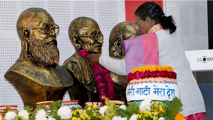 राष्ट्रपति के काशी दौरे के दौरान क्या-क्या हुआ:महामहिम को भेंट की बनारसी तनछुई साड़ी राष्ट्रपति के काशी दौरे के दौरान क्या-क्या हुआ:महामहिम को भेंट की बनारसी तनछुई साड़ी