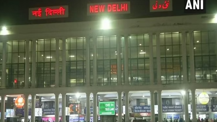 नई दिल्ली रेलवे स्टेशन पर समस्याओं की भरमार,प्लेटफॉर्म संकरे! नई दिल्ली रेलवे स्टेशन पर समस्याओं की भरमार,प्लेटफॉर्म संकरे!