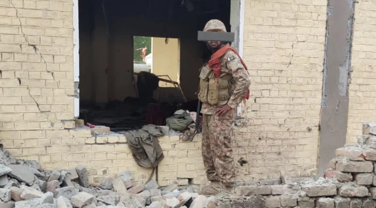 पाकिस्तानी सेना पर आत्मघाती हमला,23 सैनिकों की मौत!