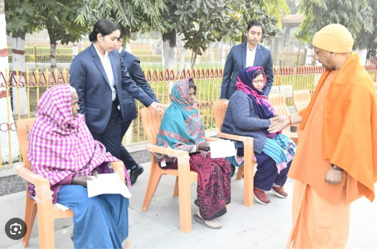 सीएम योगी ने जनता दरबार में लोगो की फरियादियों की सुनी फरियाद और दिए निर्देश! सीएम योगी ने जनता दरबार में लोगो की फरियादियों की सुनी फरियाद और दिए निर्देश!
