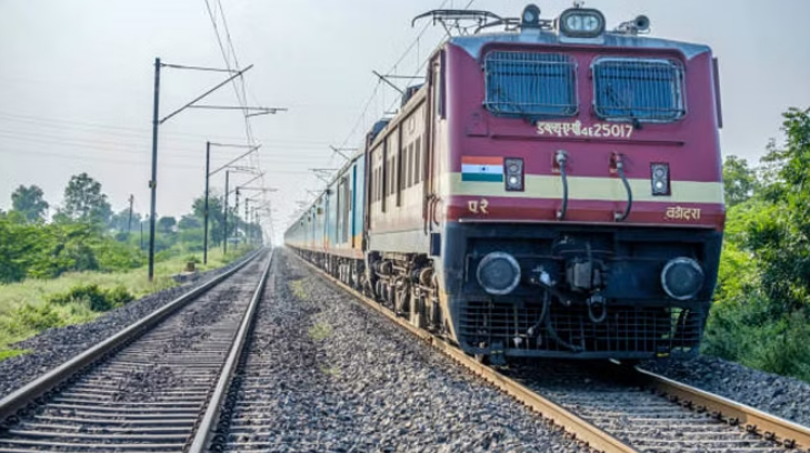 अब रेलवे स्टेशनों पर यूटीएस और क्यूआर कोड स्कैन कर बनवाएं टिकट! अब रेलवे स्टेशनों पर यूटीएस और क्यूआर कोड स्कैन कर बनवाएं टिकट!