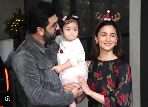 रणबीर कपूर-आलिया भट्ट ने क्रिसमस पर पहली बार दिखाया बेटी राहा का चेहरा! रणबीर कपूर-आलिया भट्ट ने क्रिसमस पर पहली बार दिखाया बेटी राहा का चेहरा!
