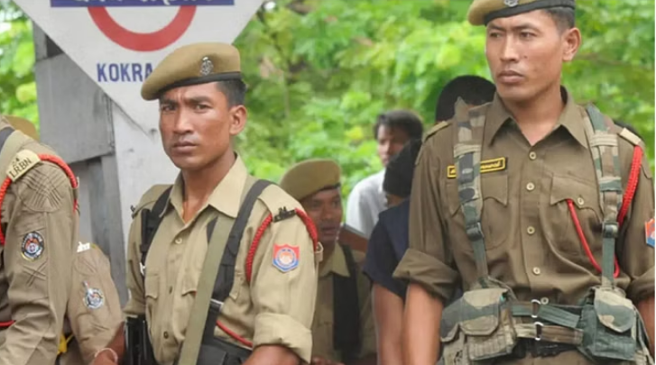 असम:पुलिस का प्रतिबंधित संगठन द्वारा ग्रेनेड हमले के मामले को सुलझाने का दावा असम:पुलिस का प्रतिबंधित संगठन द्वारा ग्रेनेड हमले के मामले को सुलझाने का दावा