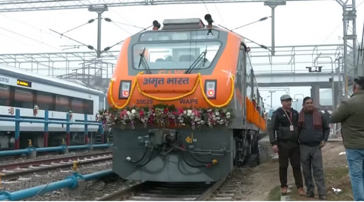 ट्रेन की स्पीड नहीं बढ़ेगी,तो कैसे अन्य ट्रेनों से जल्दी पहुंचेगी अमृत भारत! ट्रेन की स्पीड नहीं बढ़ेगी,तो कैसे अन्य ट्रेनों से जल्दी पहुंचेगी अमृत भारत!