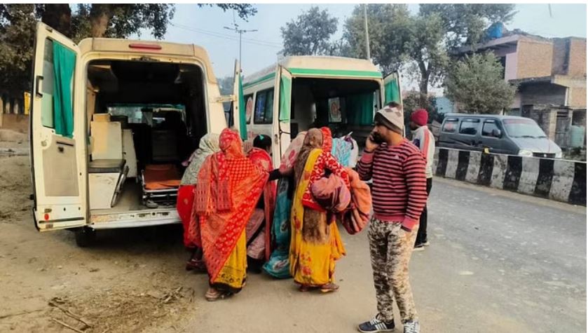 आगरा : गर्भवती को अस्पताल ले जा रही एंबुलेंस में कंटेनर ने मारी टक्कर आगरा : गर्भवती को अस्पताल ले जा रही एंबुलेंस में कंटेनर ने मारी टक्कर