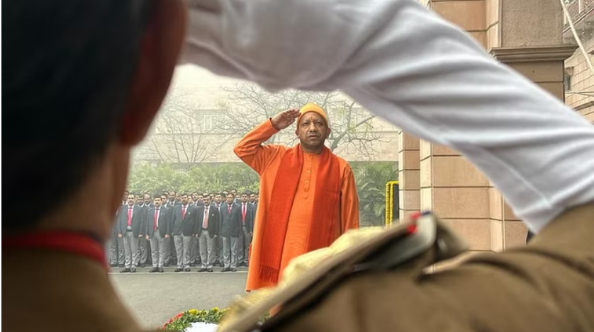 उत्तर प्रदेश: गणतंत्र दिवस पर सीएम योगी ने लखनऊ में फहराया तिरंगा उत्तर प्रदेश: गणतंत्र दिवस पर सीएम योगी ने लखनऊ में फहराया तिरंगा
