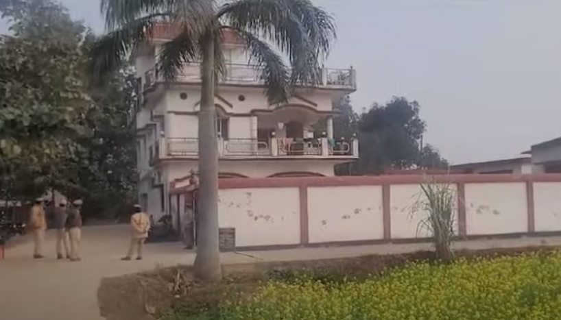 देवरिया नरसंहार :जमीन विवाद में आरोपी के मकान पर चलेगा बुलडोजर देवरिया नरसंहार :जमीन विवाद में आरोपी के मकान पर चलेगा बुलडोजर