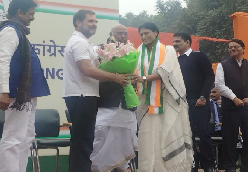 आंध्र प्रदेश के CM की बहन कांग्रेस में हुईं शामिल