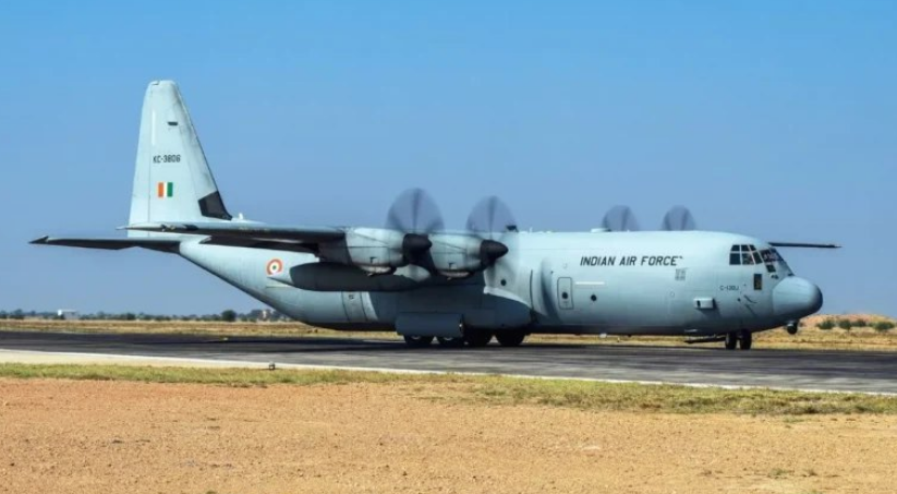 पहली बार रात के अंधेरे में कारगिल हवाई पट्टी उतरा IAF का हरक्यूलिस विमान पहली बार रात के अंधेरे में कारगिल हवाई पट्टी उतरा IAF का हरक्यूलिस विमान