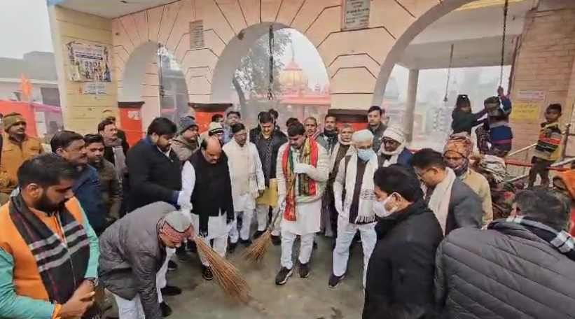 यूपी में बीजेपी के संगठन महामंत्री धर्मपाल सिंह ने उठाई झाड़ू
