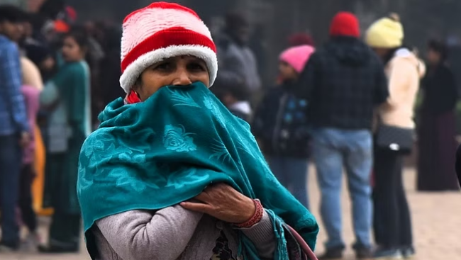 पहाड़ों पर हो रही बर्फबारी ने काशीवासियों को कंपाया पहाड़ों पर हो रही बर्फबारी ने काशीवासियों को कंपाया