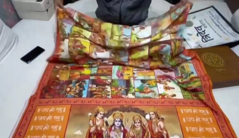 बनारस में प्राण प्रतिष्ठा को लेकर क्रेज बुनकर ने साड़ी पर किया प्रभु श्री राम के जीवन का चित्रण