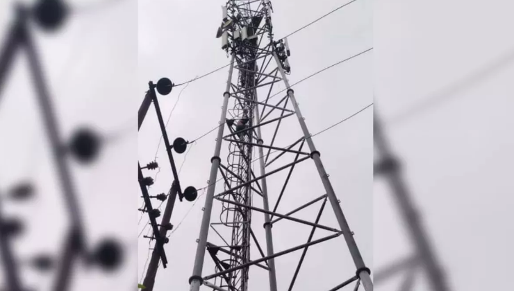 केरल में घर की मांग को लेकर हाई वोल्टेज टावर पर चढ़ा शख्स