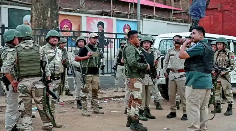 मणिपुर में नहीं थम रही हिंसा, कांगपोकपी में दो गुटों के बीच गोलीबारी मणिपुर में नहीं थम रही हिंसा, कांगपोकपी में दो गुटों के बीच गोलीबारी