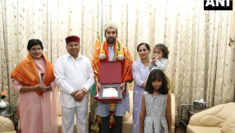 कर्नाटक के राज्यपाल ने रामलला की मूर्ति बनाने के लिए मूर्तिकार को सम्मानित किया! कर्नाटक के राज्यपाल ने रामलला की मूर्ति बनाने के लिए मूर्तिकार को सम्मानित किया!