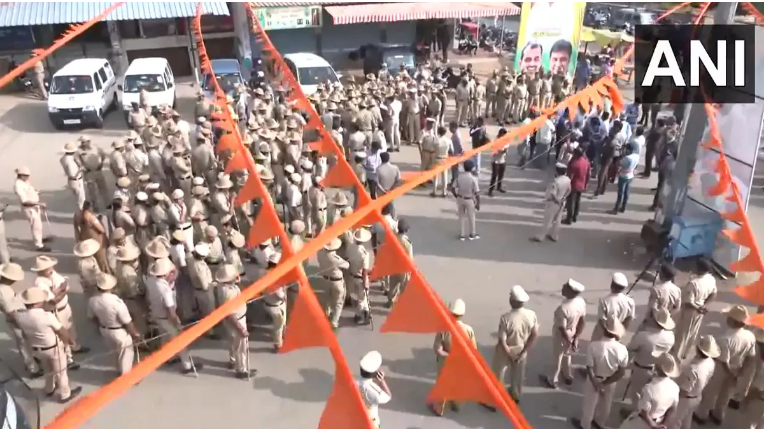 कर्नाटक में अब ‘हनुमान’ पर छिड़ा बवाल, मांड्या में भगवा ध्वज उतारने पर हंगामे के बाद बढ़ाई गई सुरक्षा कर्नाटक में अब ‘हनुमान’ पर छिड़ा बवाल, मांड्या में भगवा ध्वज उतारने पर हंगामे के बाद बढ़ाई गई सुरक्षा