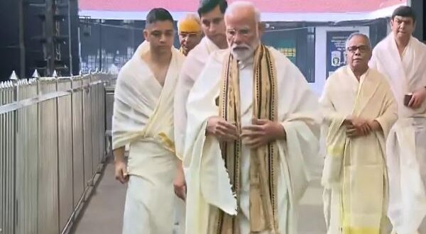 केरल के दो दिवसीय दौरे पर पीएम मोदी, गुरुवायूर मंदिर में की पूजा