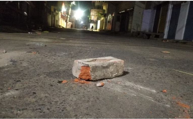 भगवान राम के जुलूस पर पथराव: गुजरात के बाद कुशीनगर में शोभायात्रा पर चले ईंट-पत्थर भगवान राम के जुलूस पर पथराव: गुजरात के बाद कुशीनगर में शोभायात्रा पर चले ईंट-पत्थर