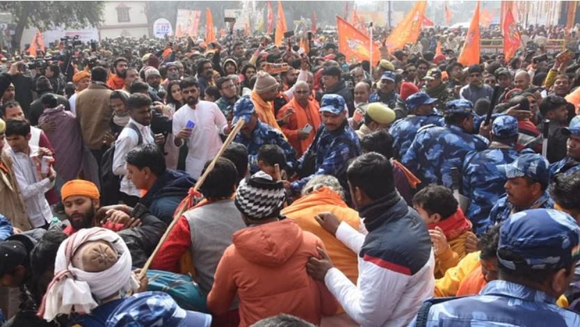 भारी भीड़ को देखते हुए लखनऊ और बाराबंकी के डीएम ने लिया फैसला, अयोध्या न भेजी जाएं बसें भारी भीड़ को देखते हुए लखनऊ और बाराबंकी के डीएम ने लिया फैसला, अयोध्या न भेजी जाएं बसें