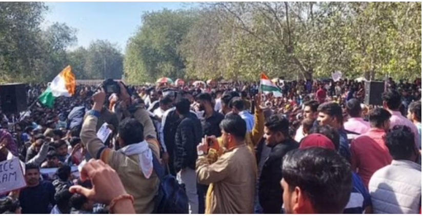 सिपाही भर्ती पेपर लीक मामला : हजारों की संख्या में अभ्यर्थियों ने किया प्रदर्शन सिपाही भर्ती पेपर लीक मामला : हजारों की संख्या में अभ्यर्थियों ने किया प्रदर्शन