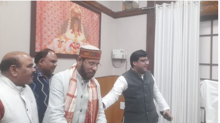 राज्यसभा चुनाव की वोटिंग के बीच मुख्यमंत्री योगी से मिले सपा के पांच विधायक राज्यसभा चुनाव की वोटिंग के बीच मुख्यमंत्री योगी से मिले सपा के पांच विधायक