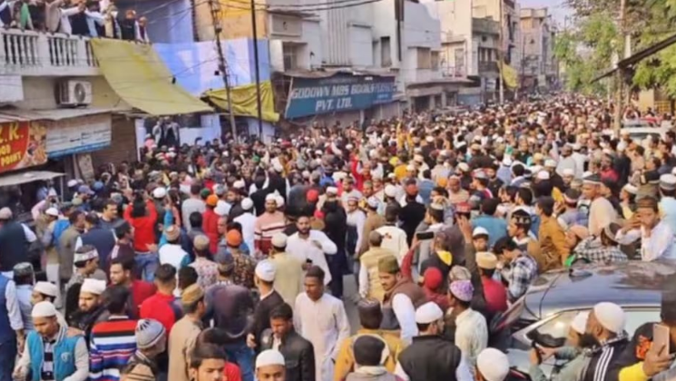 बरेली: तौकीर रजा के समर्थन में सड़कों पर मुस्लिम समुदाय बरेली: तौकीर रजा के समर्थन में सड़कों पर मुस्लिम समुदाय