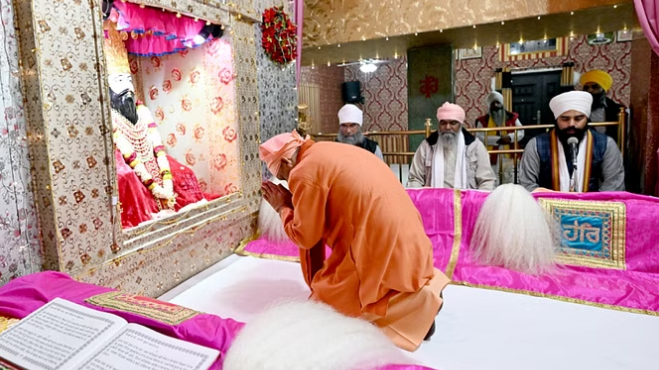 सीएम योगी आदित्यनाथ ने रविदास मंदिर में टेका मत्था… सीएम योगी आदित्यनाथ ने रविदास मंदिर में टेका मत्था…