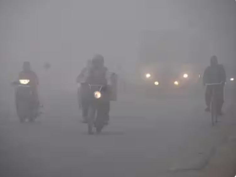 घने कोहरे की चपेट में यूपी, गुरुवार से आसमान साफ होने के आसार