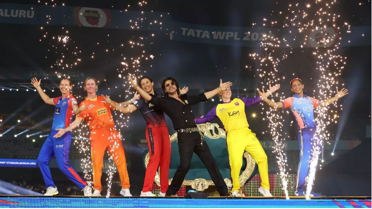 WPL 2024 Opening Ceremony: कप्तानों ने शाहरुख खान के साथ किया सिग्नेचर पोज