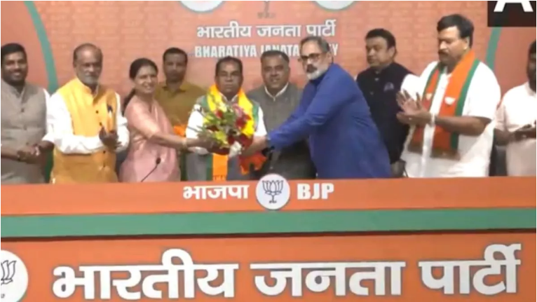 लोकसभा चुनाव से पहले BRS को बड़ा झटका,पढ़े पूरी खबर लोकसभा चुनाव से पहले BRS को बड़ा झटका,पढ़े पूरी खबर