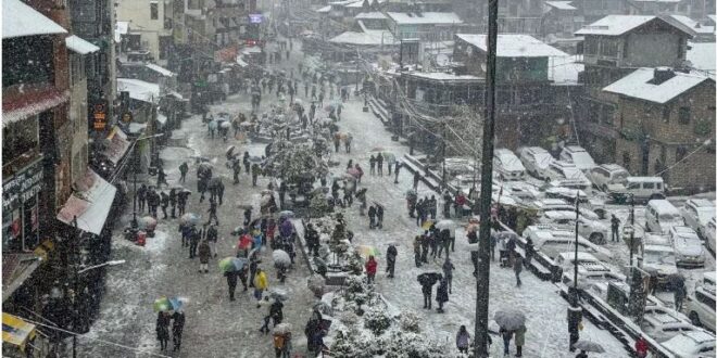 हिमपात ने पर्वतीय राज्यों को दी राहत, पहाड़ों ने ओढ़ी सफेद चादर