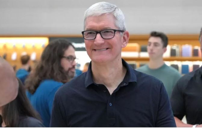 iPhones में AI फीचर्स को लेकर Apple के CEO Tim Cook ने दिया ये जवाब
