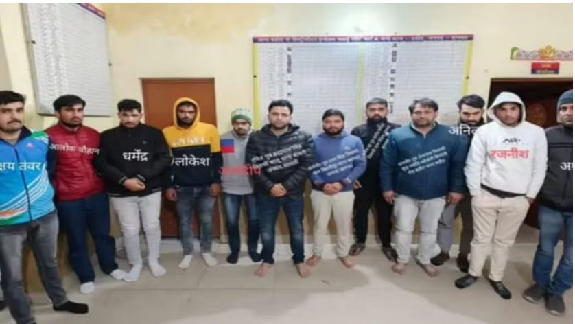बड़ी खबर : सॉल्वर गैंग के 12 सदस्य गिरफ्तार