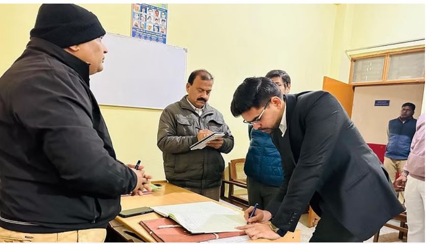 मुरादाबाद : अनुपस्थित मिले पीडी-एआर समेत चार अधिकारी, आठ कर्मचारियों का वेतन रोका मुरादाबाद : अनुपस्थित मिले पीडी-एआर समेत चार अधिकारी, आठ कर्मचारियों का वेतन रोका