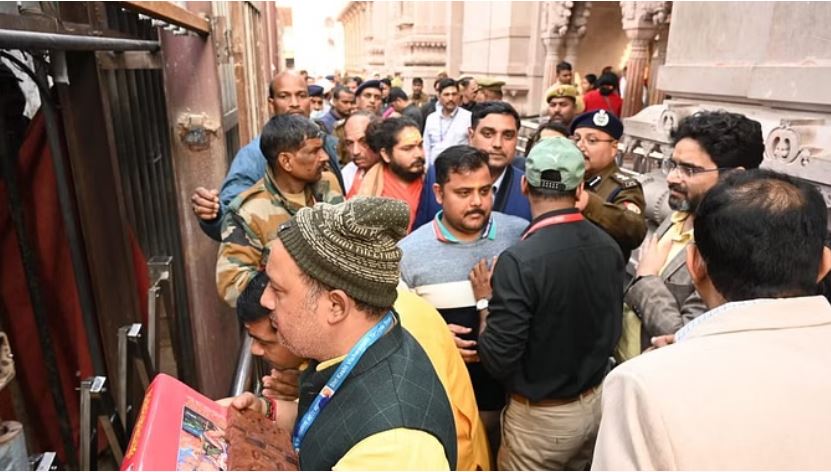 ज्ञानवापी : एक लाख श्रद्धालुओं ने किया व्यासजी के तहखाने का झांकी दर्शन ज्ञानवापी : एक लाख श्रद्धालुओं ने किया व्यासजी के तहखाने का झांकी दर्शन