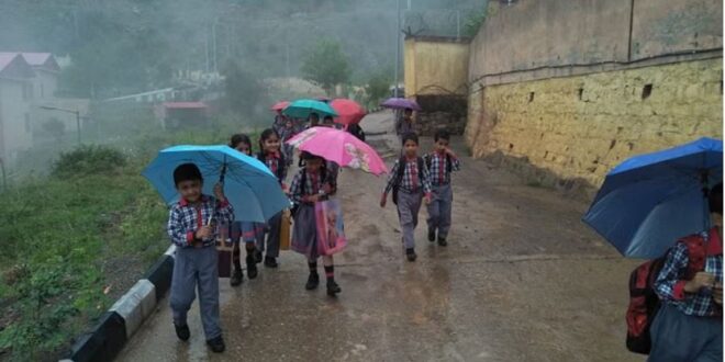 यूपी : धुंध और बादलों के साथ शुरू हुआ दिन