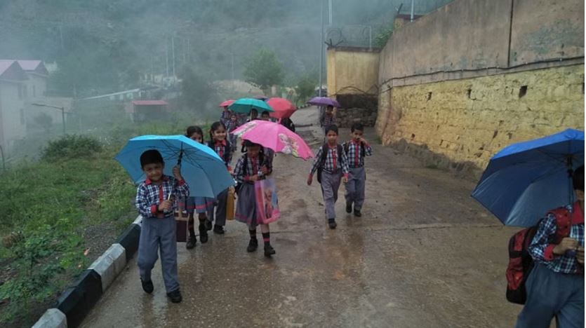 यूपी : धुंध और बादलों के साथ शुरू हुआ दिन यूपी : धुंध और बादलों के साथ शुरू हुआ दिन