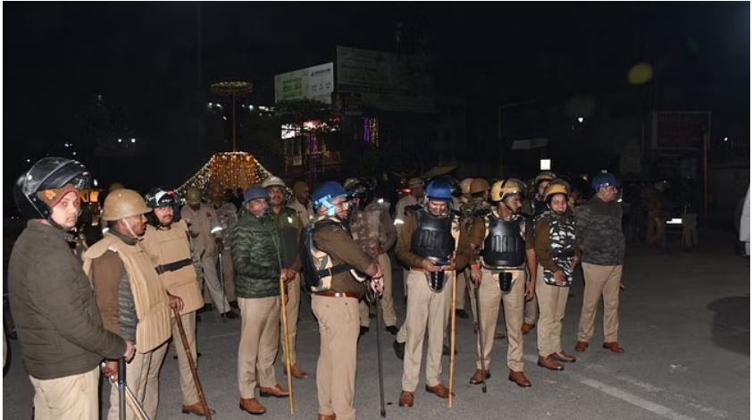 वाराणसी : बीएचयू में वाहन की टक्कर से मजदूर की मौत, छात्रों ने सिंह द्वार बंदकर किया हंगामा