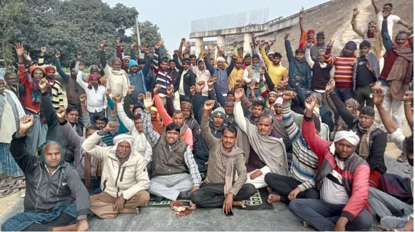 वाराणसी : मोहनसराय ट्रांसपोर्ट नगर योजना के विरोध में किसानों का प्रदर्शन