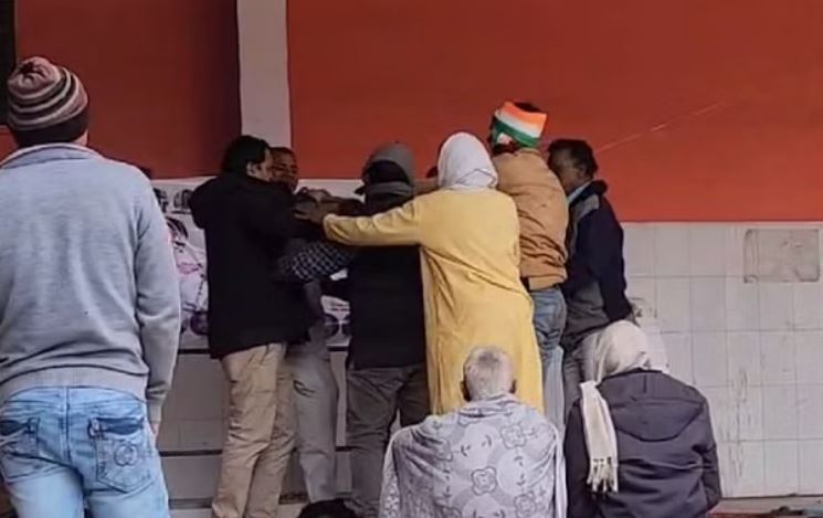 कांग्रेस के संवाद कार्यक्रम में भिड़े कार्रयकर्ता कांग्रेस के संवाद कार्यक्रम में भिड़े कार्रयकर्ता