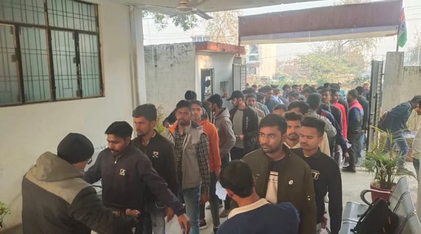 पुलिस आरक्षी भर्ती: 50-50 हजार में बिहार से आए दो सॉल्वर, सख्त पहरे में भी लगा दी सेंध पुलिस आरक्षी भर्ती: 50-50 हजार में बिहार से आए दो सॉल्वर, सख्त पहरे में भी लगा दी सेंध