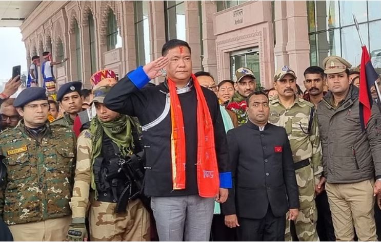 अपनी कैबिनेट के साथ अयोध्या पहुंचे अरुणाचल के सीएम पेमा खांडू अपनी कैबिनेट के साथ अयोध्या पहुंचे अरुणाचल के सीएम पेमा खांडू