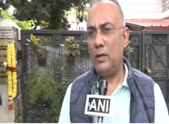 कर्नाटक: सरकारी अस्पताल के ऑपरेशन थिएटर में प्री-वेडिंग शूट करवा रहा था डॉक्टर कर्नाटक: सरकारी अस्पताल के ऑपरेशन थिएटर में प्री-वेडिंग शूट करवा रहा था डॉक्टर