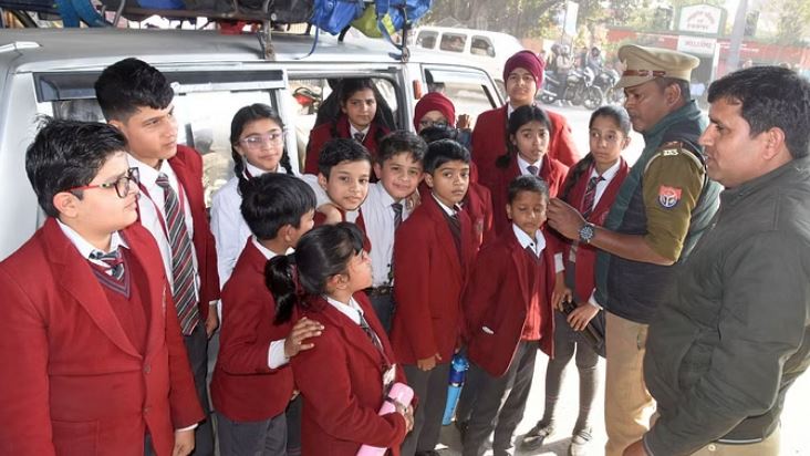 कानपुर: नशे में मिला वैन ड्राइवर…भूसे की तरह भरे थे बच्चे