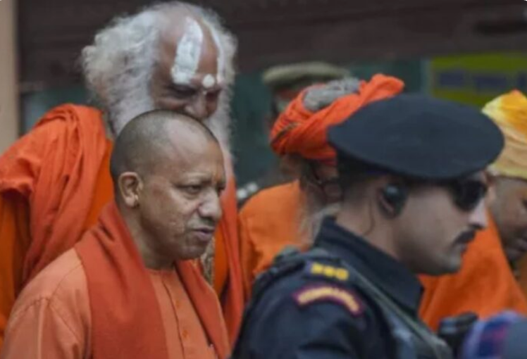 सीएम योगी को मिली बम से उड़ाने की धमकी… सीएम योगी को मिली बम से उड़ाने की धमकी…